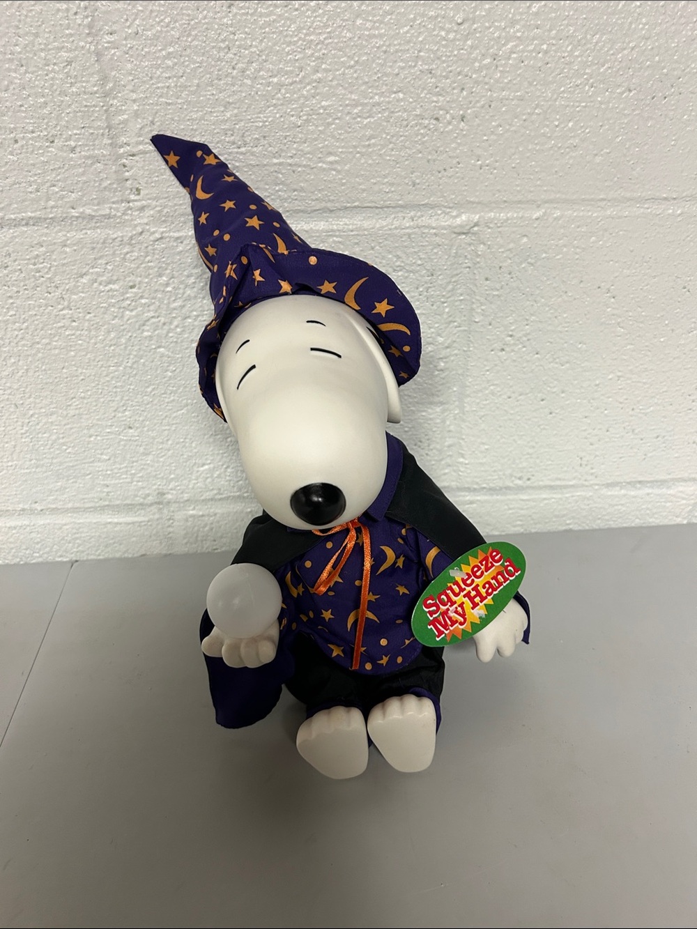 Gemmy snoopy crystal ball Halloween decor plays music